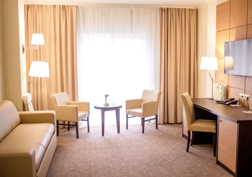 Вітальня номера Люкс у готелі «Green Park Hotel & SPA» в Трускавці