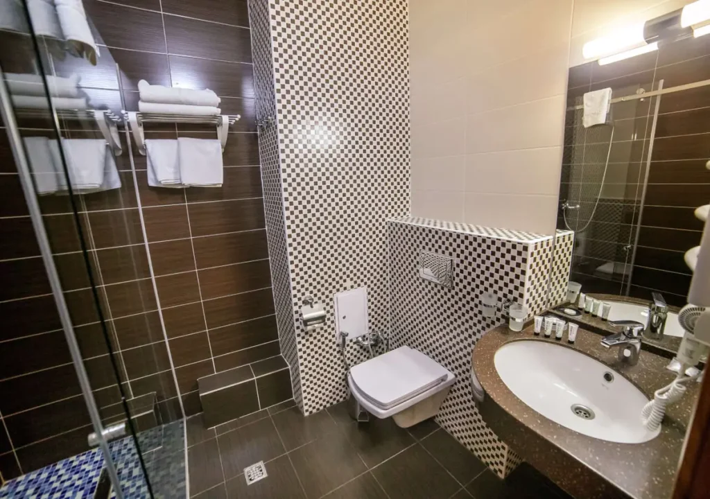 Ванна кімната номера Люкс у готелі «Green Park Hotel & SPA» в Трускавці