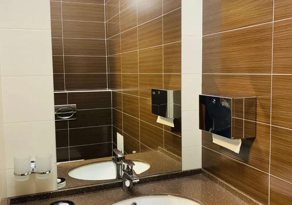 Ванна кімната номера Люкс у готелі «Green Park Hotel & SPA» в Трускавці