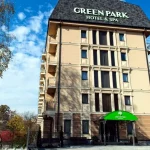 Готель Green Park Hotel & Spa у Трускавці, сучасна будівля з фасадом та велосипеди біля входу