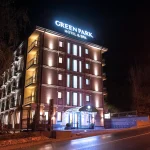 Готель Green Park Hotel & SPA у Трускавці ввечері з гарним освітленням