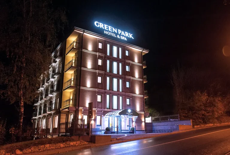 Готель Green Park Hotel & SPA у Трускавці ввечері з гарним освітленням