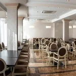 Їдальня готелю Green Park у Трускавці з комфортними посадковими місцями та сучасним інтер’єром