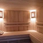 Дерев’яна сауна з лавками та м’яким світлом у готелі «Green Park» у Трускавці