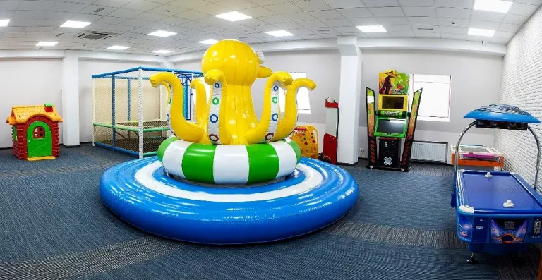 Дитяча ігрова кімната в готелі «Green Park» Трускавець з батутом і ігровими автоматами