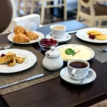 Сніданок з чаєм, круасанами, сиром та малиною у кафе готелю Green Park у Трускавці