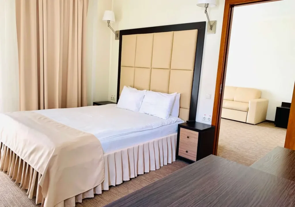 Спальня номера ПівЛюкс у готелі «Green Park Hotel & SPA» в Трускавці