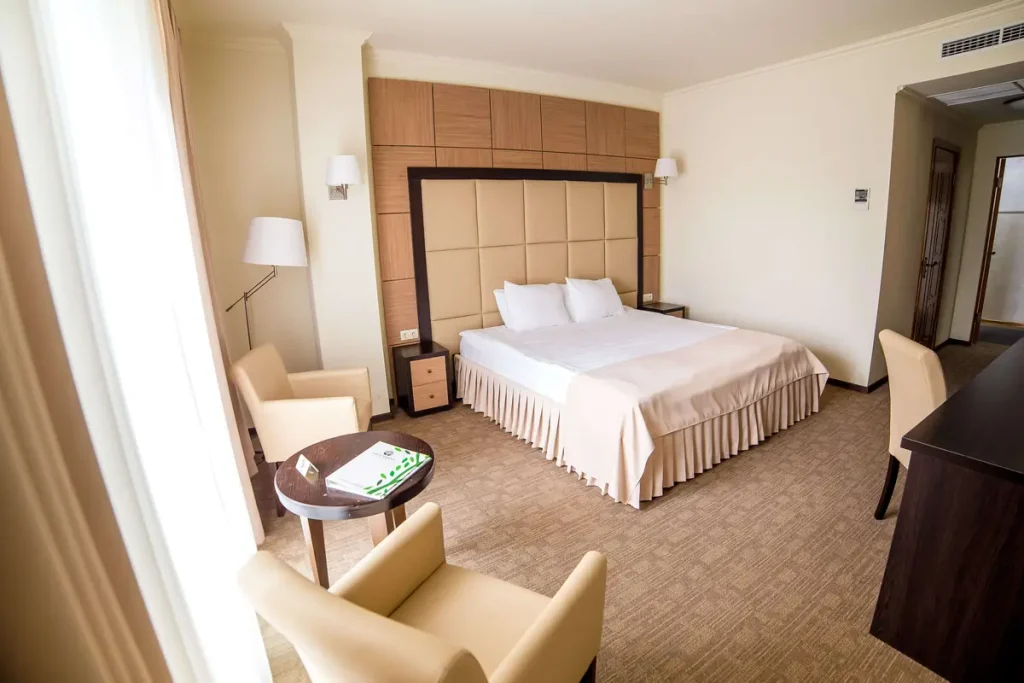Спальня номера Покращений у готелі «Green Park Hotel & SPA» в Трускавці