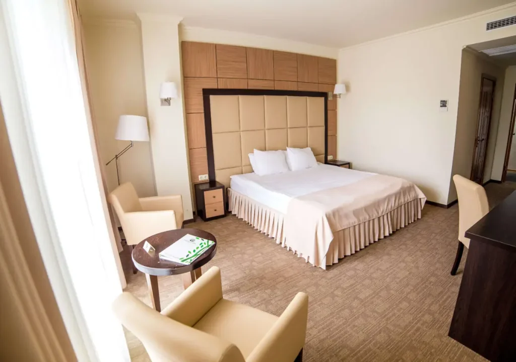 Спальня номера Покращений у готелі «Green Park Hotel & SPA» в Трускавці