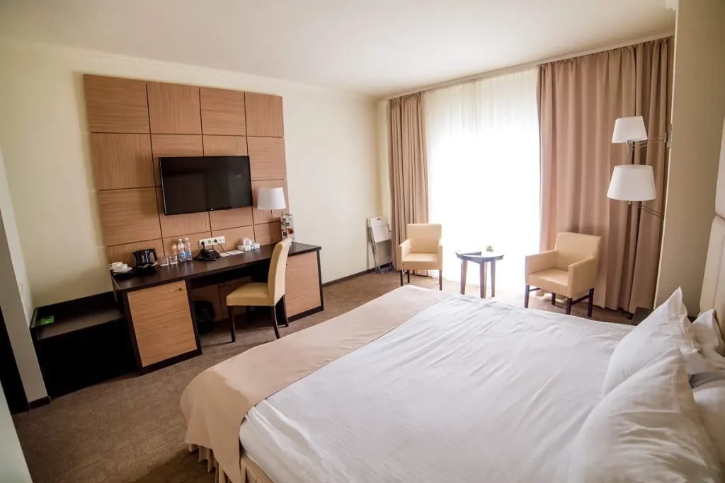 Спальня номера Покращений у готелі «Green Park Hotel & SPA» в Трускавці