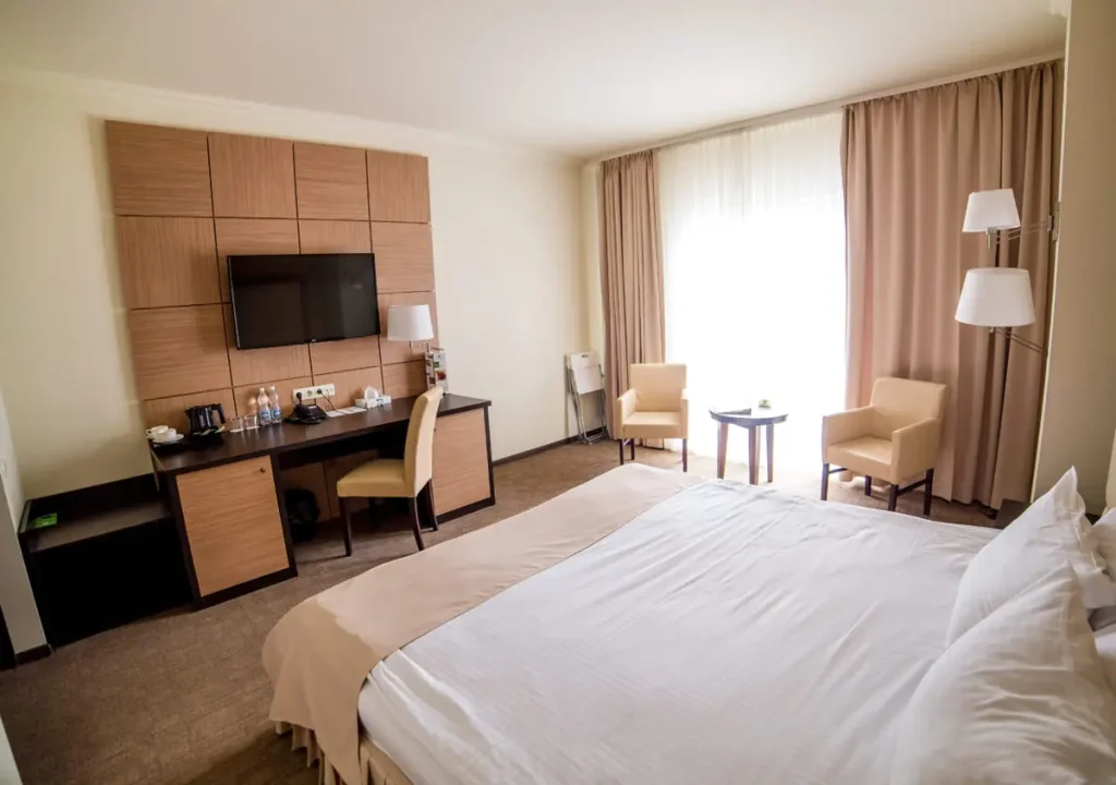 Спальня номера Покращений у готелі «Green Park Hotel & SPA» в Трускавці