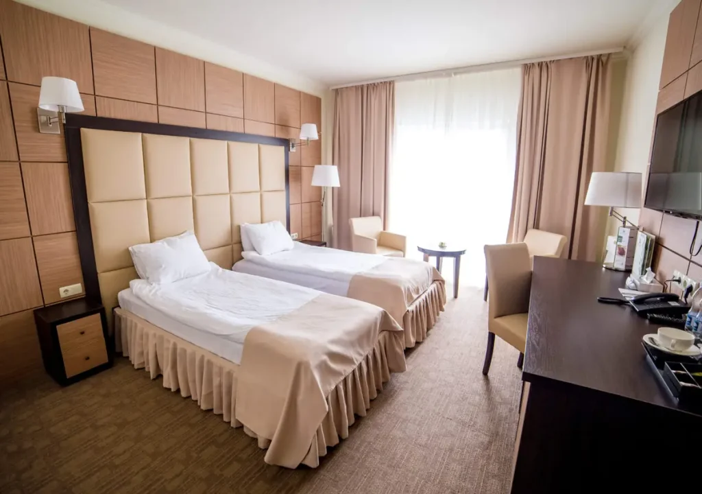 Спальня номера Покращений у готелі «Green Park Hotel & SPA» в Трускавці