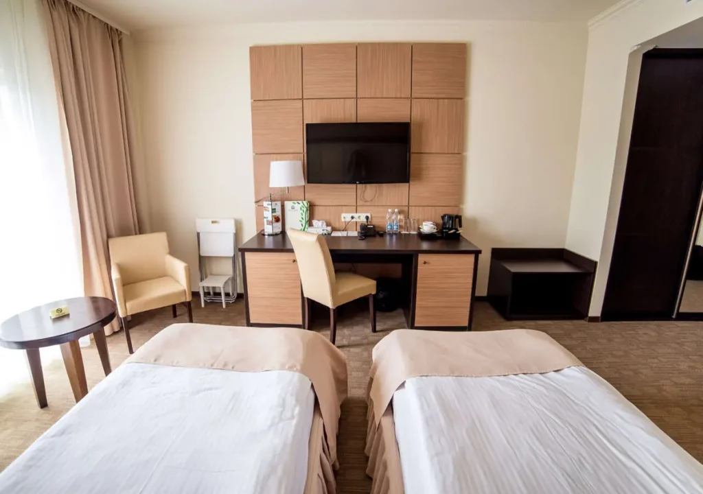 Спальня номера Покращений у готелі «Green Park Hotel & SPA» в Трускавці