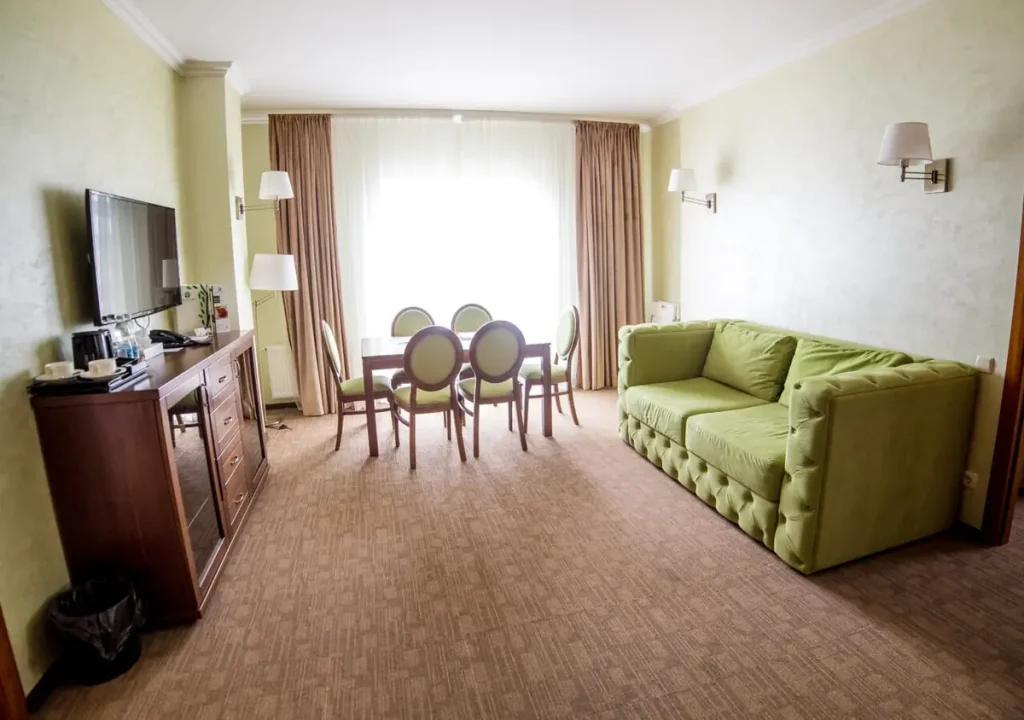 Вітальня номера Люкс Сімейний у готелі «Green Park Hotel & SPA» в Трускавці