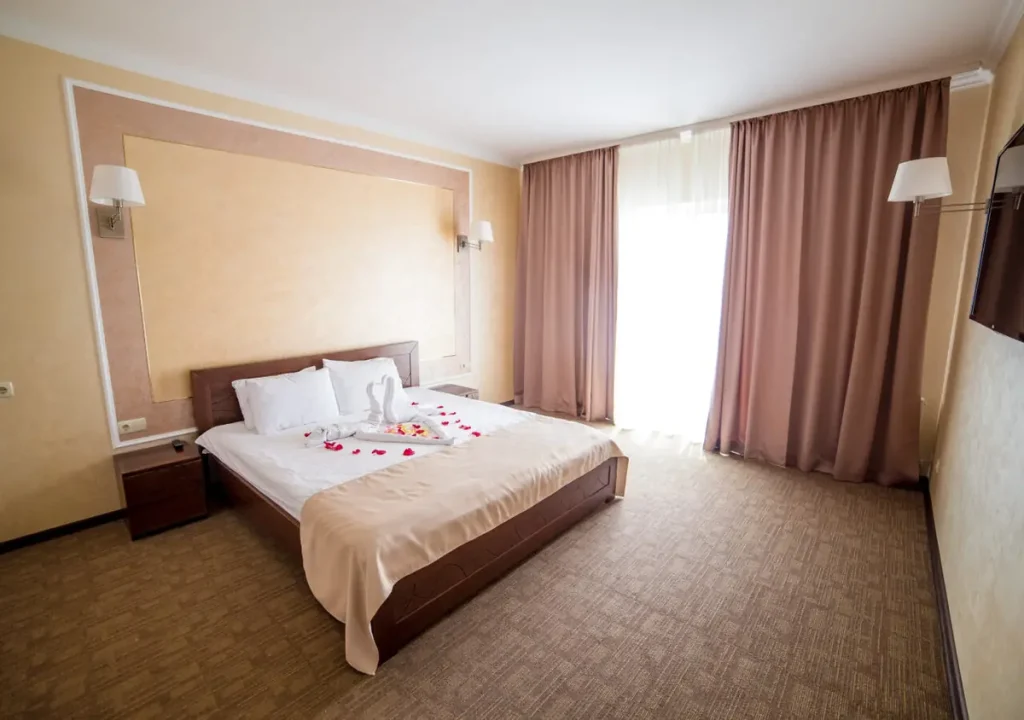 Спальня номера Люкс Сімейний у готелі «Green Park Hotel & SPA» в Трускавці