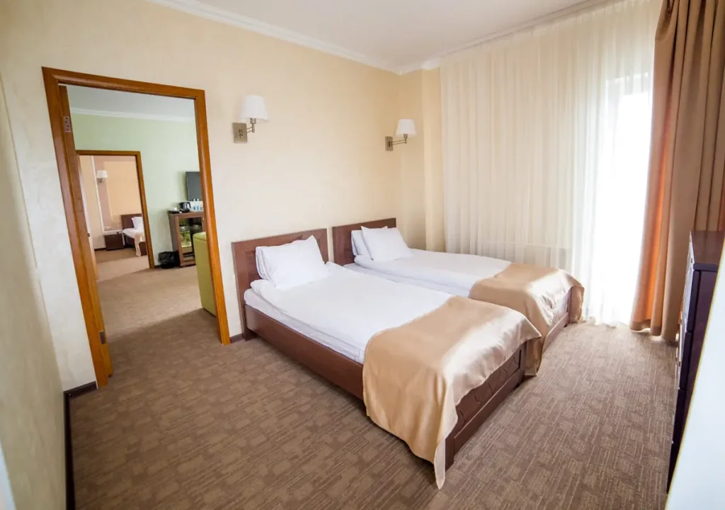 Спальня номера Люкс Сімейний у готелі «Green Park Hotel & SPA» в Трускавці