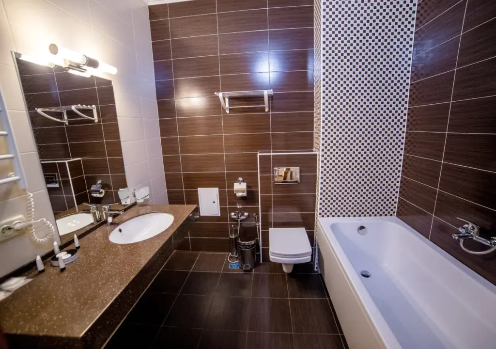 Ванна кімната номера Люкс Сімейний у готелі «Green Park Hotel & SPA» в Трускавці