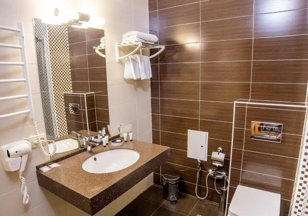 Ванна кімната номера Люкс Сімейний у готелі «Green Park Hotel & SPA» в Трускавці