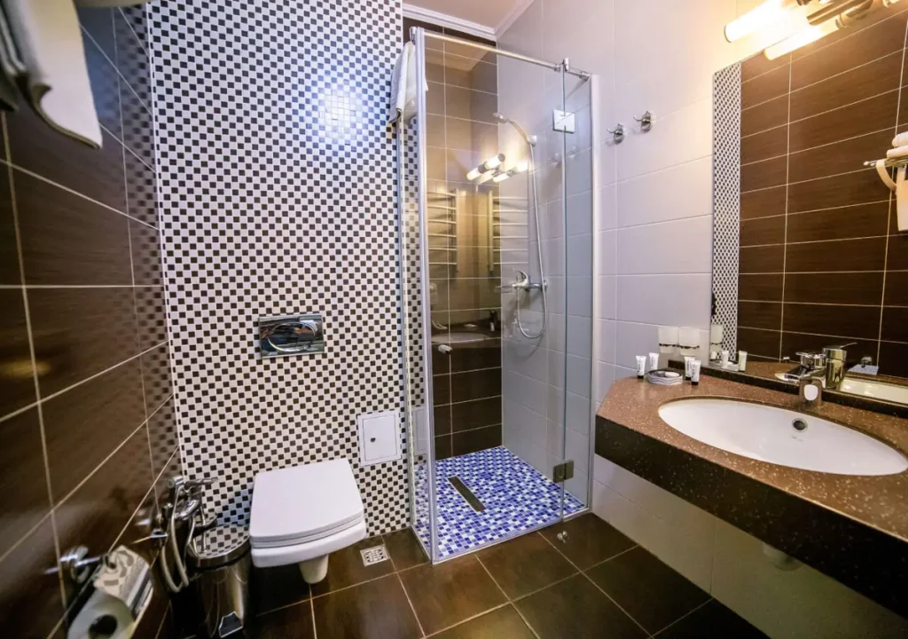 Ванна кімната номера Стандарт у готелі «Green Park Hotel & SPA» в Трускавці