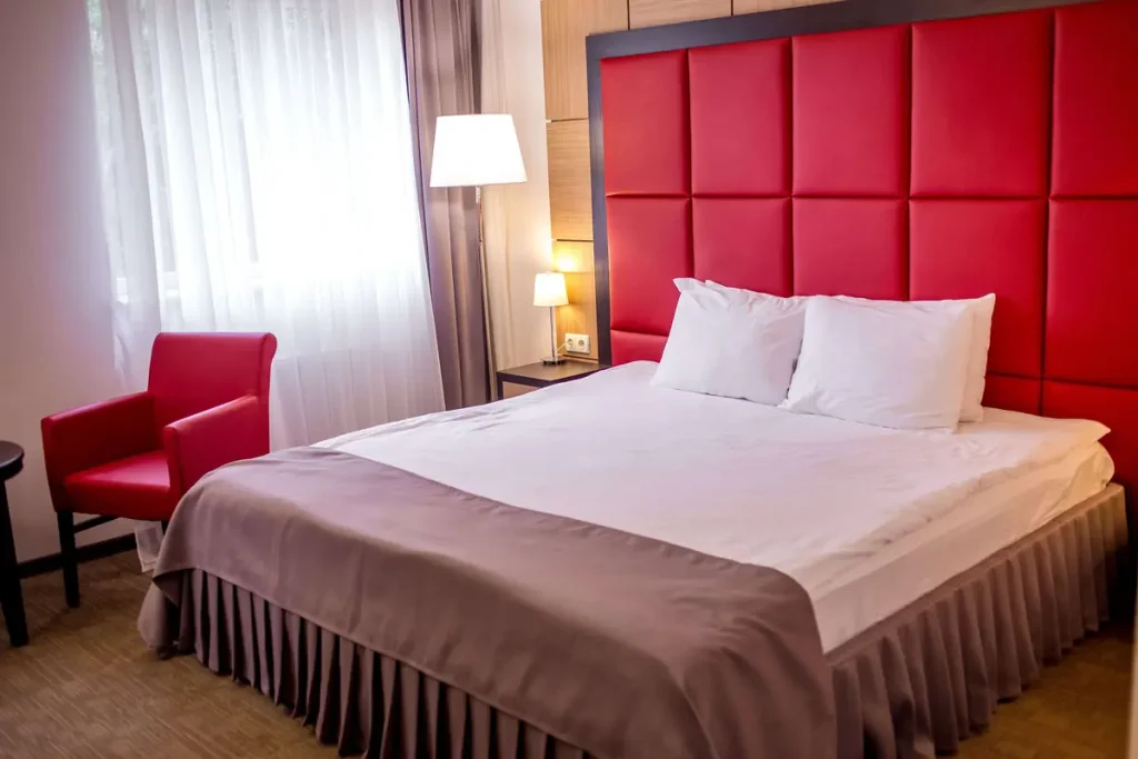 Спальня номера Стандарт у готелі «Green Park Hotel & SPA» в Трускавці