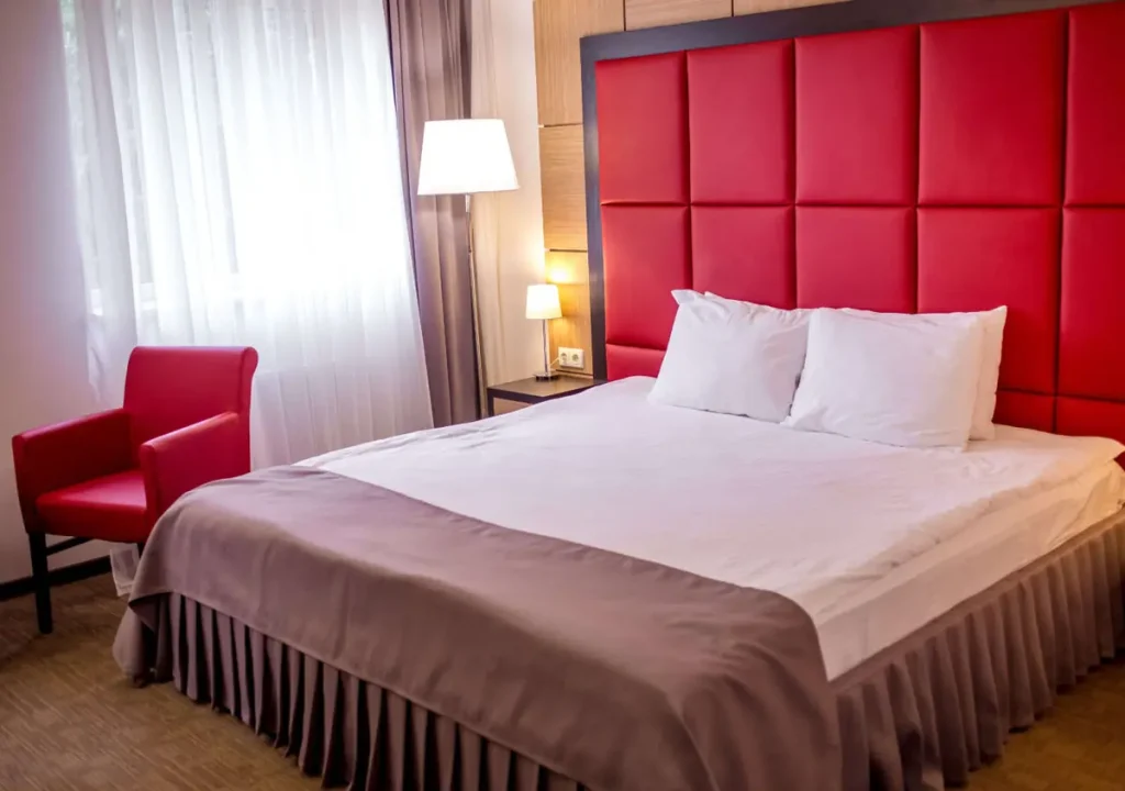 Спальня номера Стандарт у готелі «Green Park Hotel & SPA» в Трускавці