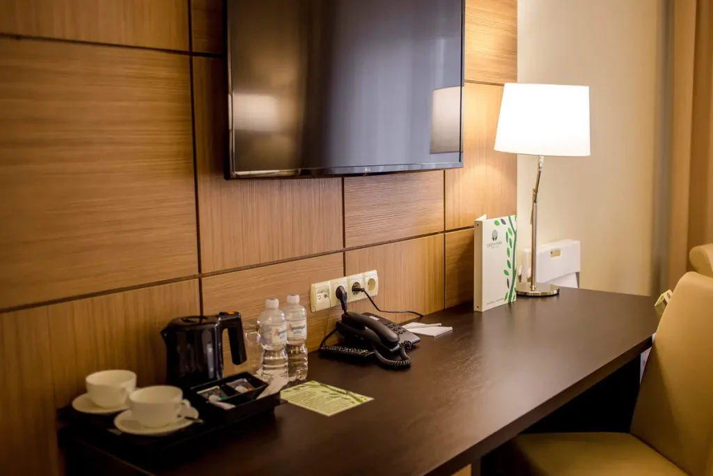 Робоча зона номера Стандарт у готелі «Green Park Hotel & SPA» в Трускавці