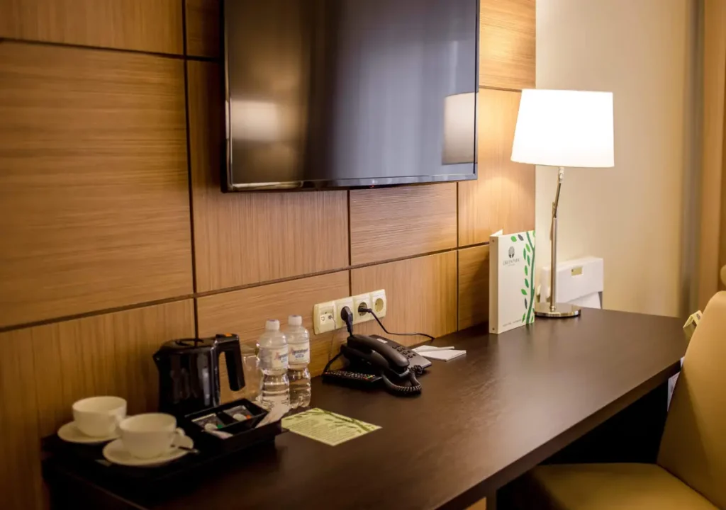 Робоча зона номера Стандарт у готелі «Green Park Hotel & SPA» в Трускавці