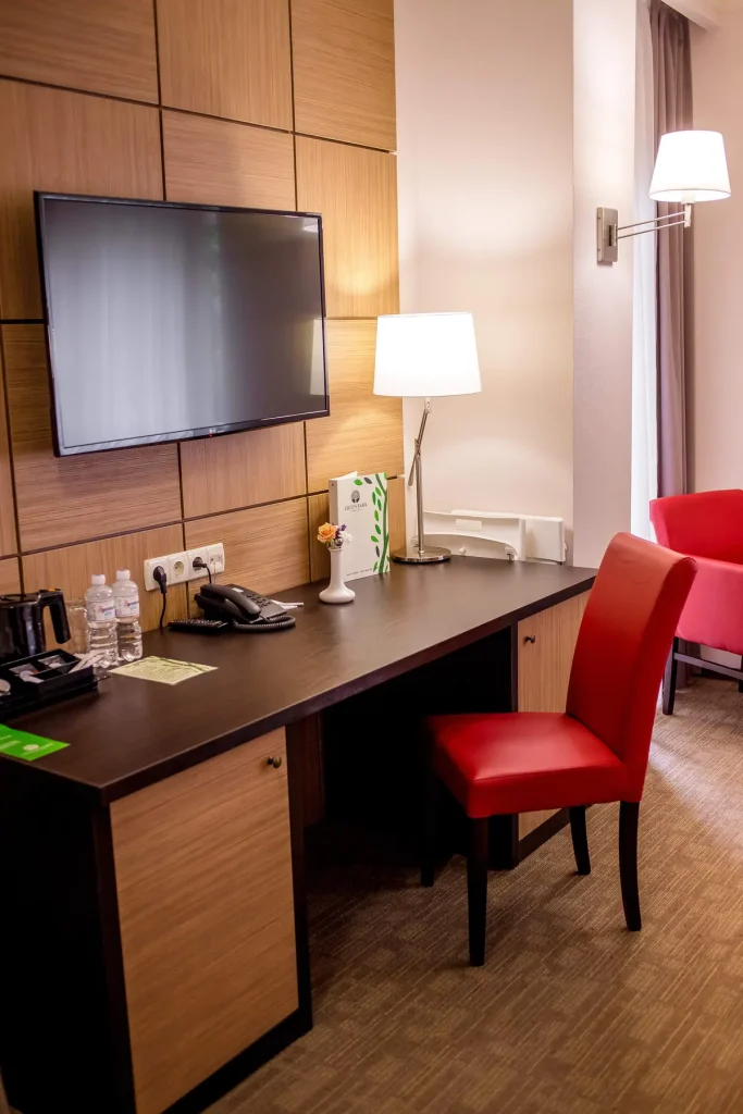 Робоча зона номера Стандарт у готелі «Green Park Hotel & SPA» в Трускавці