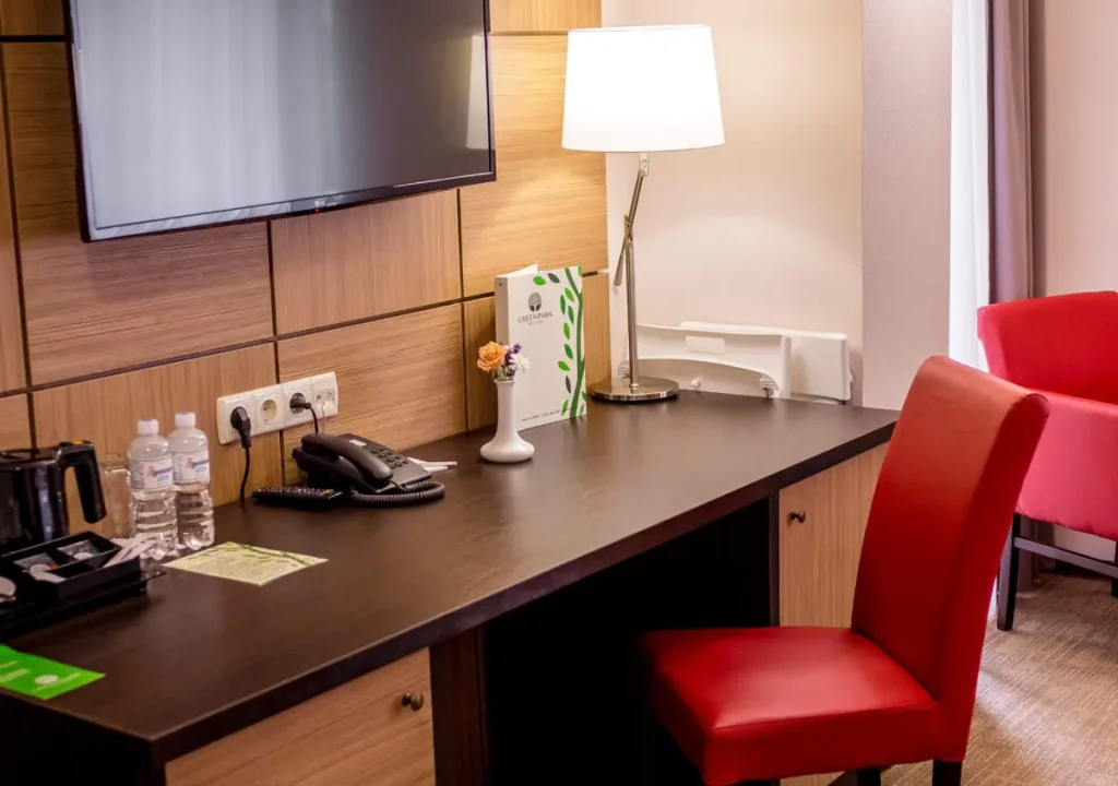 Робоча зона номера Стандарт у готелі «Green Park Hotel & SPA» в Трускавці