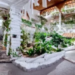 Інтер’єр вілли Хижина SPA у Трускавці з рослинами та білими дерев’яними елементами