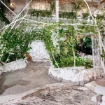 Інтер’єр вілли Хижина SPA у Трускавці з зеленими рослинами і білими декоративними арками