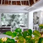 Інтер’єр вілли «Хижина SPA» у Трускавці з білими меблями і тропічним декором