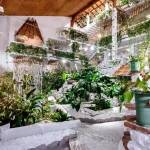 Інтер’єр вілли Хижина SPA у Трускавці з живими рослинами та дерев’яними деталями
