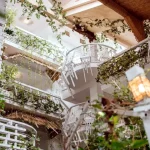 Інтер’єр вілли «Хижина SPA» з балконами і зеленню у Трускавці