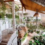 Інтер’єр вілли Хижина SPA у Трускавці з зеленню та плетеними елементами