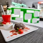 Десерт з полуницею і морозивом у віллі Хижина SPA у Трускавці