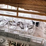 Відкритий літній майданчик з білими столиками та кріслами у віллі Хижина SPA у Трускавці