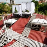 Тераса для відпочинку на даху вілли «Хижина SPA» у Трускавці з лежаками і зеленню