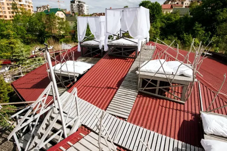 Тераса для відпочинку на даху вілли «Хижина SPA» у Трускавці з лежаками і зеленню