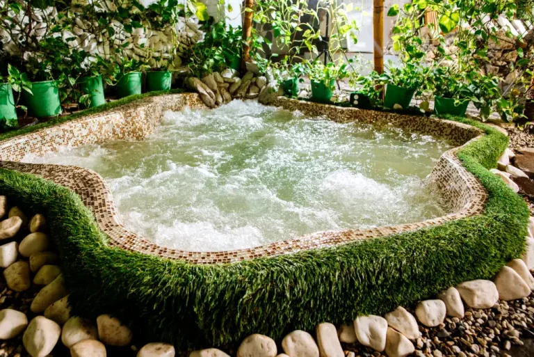 Гідромасажний басейн у віллі «Хижина SPA» у Трускавці з оздоровчим ефектом