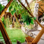 Інтер’єр вілли Хижина SPA у Трускавці з басейном і шезлонгами серед зелені