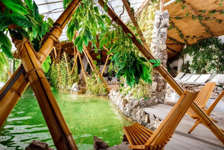 Інтер’єр вілли Хижина SPA у Трускавці з басейном і шезлонгами серед зелені