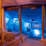 Проекційний екран із Netflix та синє освітлення в віллі «Хижина SPA» у Трускавці