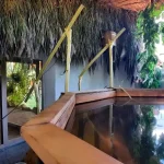 Дерев’яна ванна в SPA-віллі Хижина у Трускавці під очеретяною стріхою