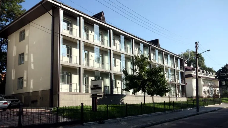 Вілла Христина у Трускавці з фасадом та балконами на трьох поверхах