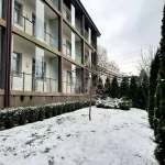 Вілла Христина у Трускавці з балконами та зимовою засніженою прилеглою територією