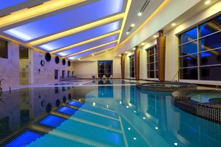 Критий басейн з джакузі у віллі Христина у Трускавці, сучасний SPA комплекс