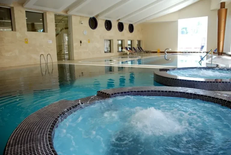 Басейн і джакузі у Віллі Христина у Трускавці - SPA зона для відпочинку