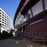 Фасад реабілітаційного СПА центру Мед-Палас та готель Міротель у Трускавці