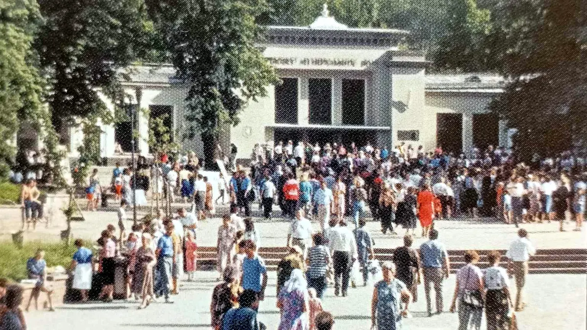 Гості Трускавця біля старого бювету мінеральних вод